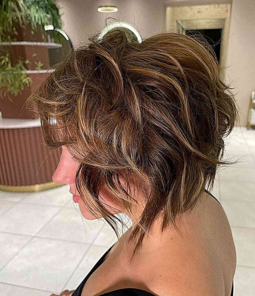 short and messy wavy bobbed hair with highlights